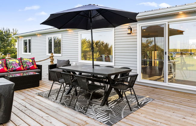 Cozy and Modern Oceanview Cottage With hot Tub - Photo 22