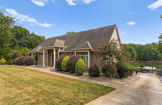 Whitetail Cove by Avantstay Lakefront w/ Pool + Private Dock Sleeps 20 - Photo 48