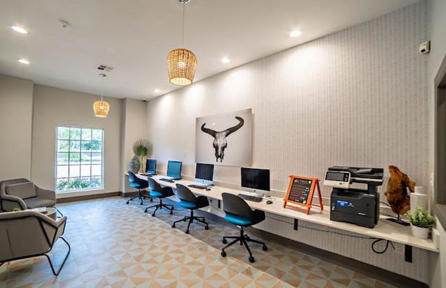 Spacious 2BR King Suite w Gym Pool Close to DT - Foto 25