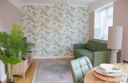 3x Bed Elegant House with Private Parking - Photo 14