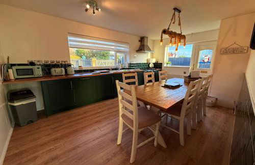 Shore Lodge Beachfront Escape, Sleeps 8, 4BR - Foto 3