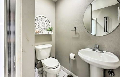 Lakefront Rogers Getaway with Hot Tub and Deck! - Foto 23