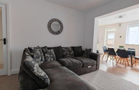 4 Bedroom 2 Bathroom House - Free parking - Foto 23