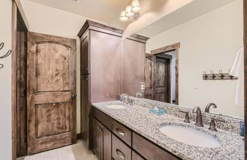 Private Hot Tub, Close to Resorts - Private Hot Tub - Close to PC, Mountain Mansion Family Getaway - Photo 34