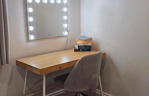 StayZen Apartments - Free Parking & Private Garden Ground Floor Central Woking - Business & Leisure - Photo 4