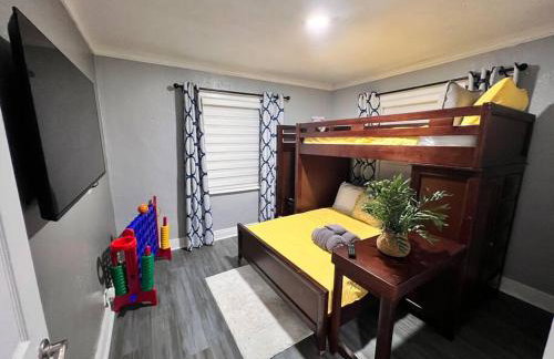 King Bed, 3 miles to Stadium - Foto 5