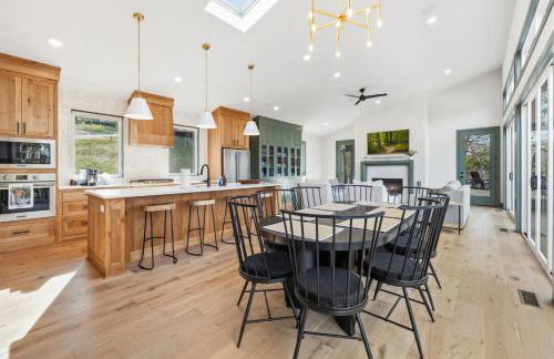 Lakeside Luxe-Lake Access-Hot Tub-Amazing Patio - Foto 12