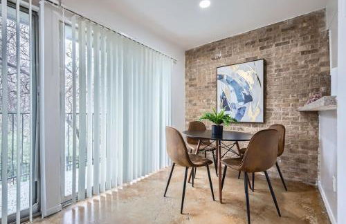 Your Airy King Suite Getaway - Sleeps 4 - Pool, Prkg - Photo 14