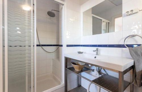 Apartamento en primera línea de playa con piscina - Photo 9