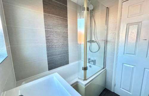 Furzton - Modern Home and Garden, Free Private Parking, TV, Sleeps 6 Guests - Photo 11