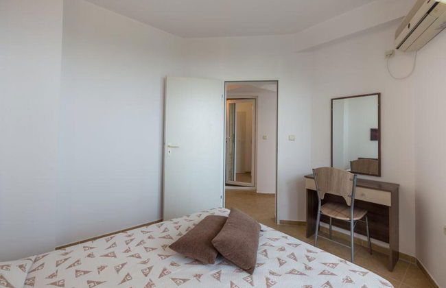 1-bed Modern Sea View Apartment in Aparthotel - Photo 1