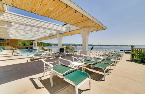 Gorgeous Onekama Condo with Pool and Lake Access! - Foto 23