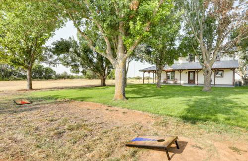 Remodeled Farmhouse on 18 Acres 8 Mi to Elgin! - Foto 25