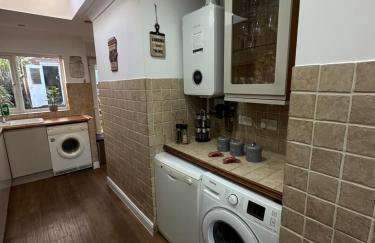 Spacious 4 Bedroom Contractors Friendly Home in Coventry Near Jaguar Land Rover & City Centre - Photo 9