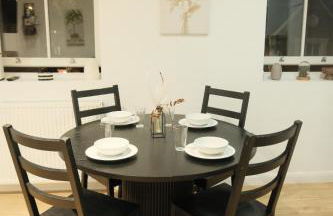 Amanah Properties - Stylish Retreat for Friends & Families Zone 1 Sleeps 5 - Foto 30