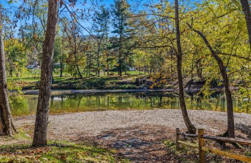 Camp Dancing Bears - Wifi, Riverfront, Pet Friendly, Fire Pit, Grill, Deck, Fishing, Games, Fireplace, King Bed - Photo 37