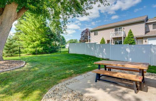 1 Mi to Beach Dog-Friendly Condo in Lake Mills! - Foto 3