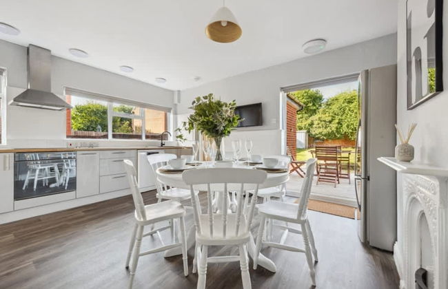 Fern House - Cosy 3 Bedroom House With Garden - Photo 2