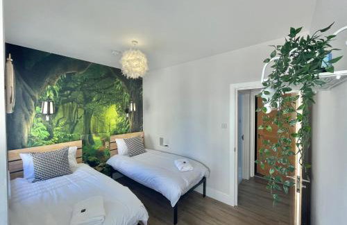 The Alice Apartment - by Coastline Retreats - Balcony Apartment - Alice in Wonderland Themed Secret Room - Luxury Copper Bath in Master Bedroom - Foto 8