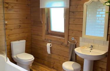 3 Bedroom Lodge Hotub pool in Horsley Surrey UK - Photo 47