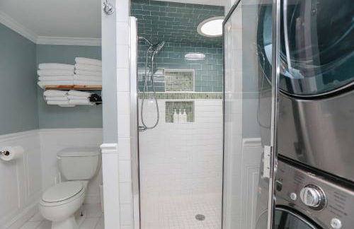 Sojourn Spacious Family Retreat with Fenced Backyard - Foto 21