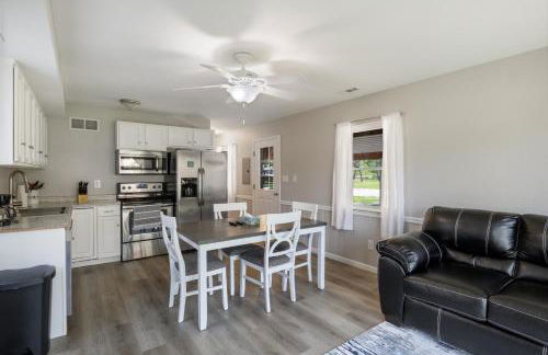 New! 2 Homes-Firepit, Hot Tub, Huge Yard and Dock - Foto 17