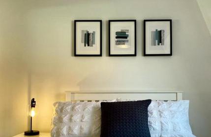 3 bedroom - 2 bathroom Townhouse in Corstorphine Near Murrayfield Stadium - Direct Bus To Edinburgh City Centre in 20 Minutes - Two Private Parking Spaces - Private Sunny Garden - Recently Refurbished - Foto 10