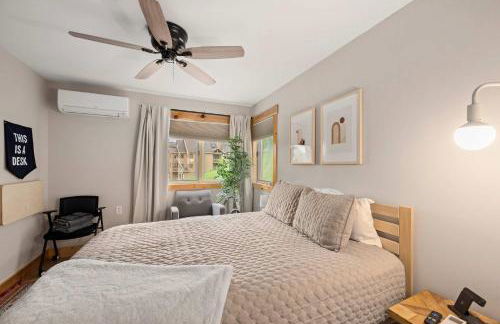 Renovated Ski In Out Condo King Bed Patio Grill - Foto 21