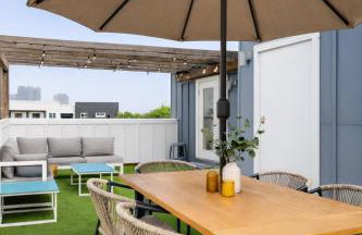 Modern Dallas Townhome with Private Rooftop, City View, Private Parking & Grill - Photo 23