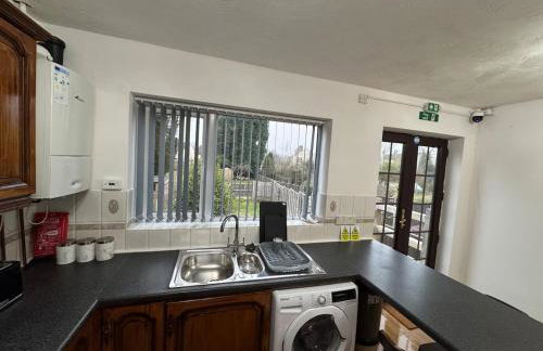 4 Beds House for Families & Contractors with Free Parking - Photo 29