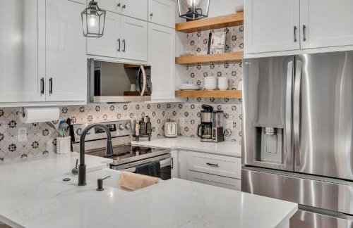 Fully Furnished Bungalow with Deck Near City Center - Foto 21