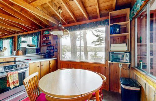 Peaceful 2BR Lakefront Cabin w/ New Dock - Foto 10