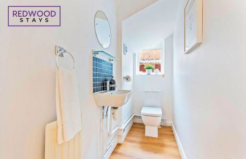 Cozy Family & Contractor Home 3X FREE Parking by Redwood Stays - Foto 48