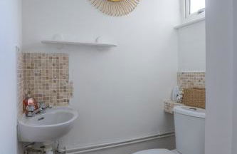 Raymond James Accommodation, sleeps up to 7, free parking, full amenities and garden - Photo 10