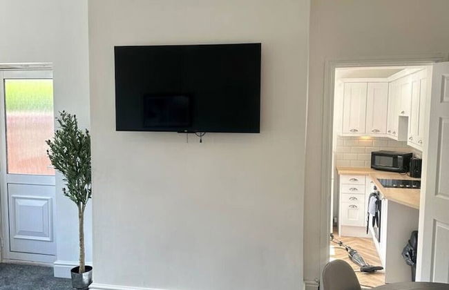 Large Five Bedroom Home with parking - Foto 26