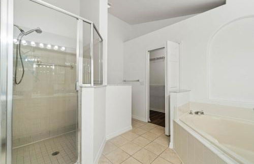 Luxury 4-Bedroom Home with Private Pool, Jacuzzi, AC, Wi-Fi, Cable TV, 5 Minutes from Disney - Foto 22