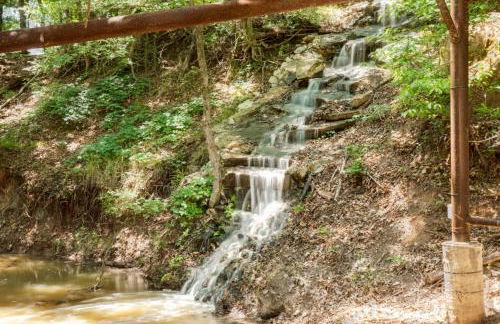 Hobbit Treehouse with waterfall on the Brazos River! 350 acres! Tubing! Petting zoo! - Foto 22