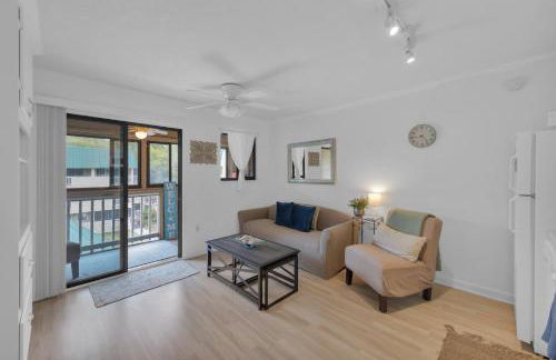 Beachy Days Escape - Cozy Haven Steps From Beach! - Foto 2