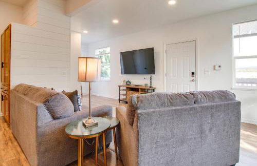 1 Mi to Dtwn Coos Bay Sleek Apt with Deck and Views! - Foto 6