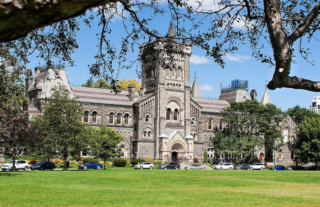 Elegant Suite—Near Kensington Market, Sleeps 8 - Foto 30