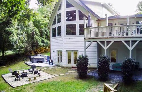 Waterfront Retreat with Spectacular Interior, Jacuzzi and Game Room in NC - Foto 55