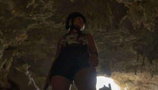 Visiteur dans la grotte du Lac Bleu