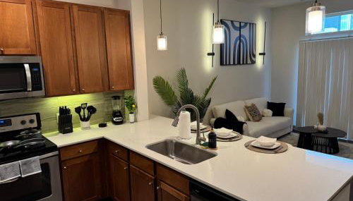 Downtown Modern Elegance Suite with Free Parking, Pool, WIFI and a King Bed - Foto 2