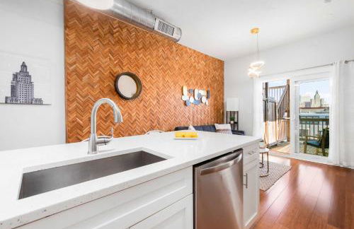 Jennifer's Chic 2nd Floor Apt Private Deck w Views - Photo 5