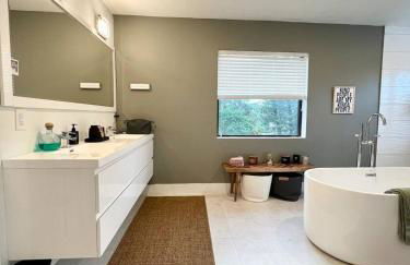 Lux Retreat with Pool Near Beach - Foto 24