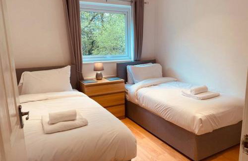 Comfy House with Parking for Multiple Vehicles - Foto 22