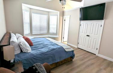 Cute Spacious Home - Photo 7