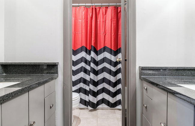 Home is Where the Arch is Across From Uga! - Foto 12