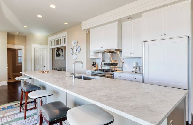 Waterfront 4bdr w/ Deck, Stunning Views, Fire Pit Cedar Street by Avantstay - Foto 11