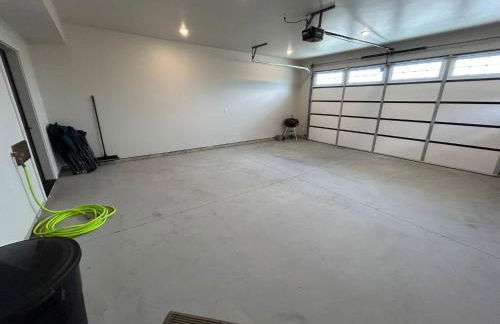 Peaks & Pines Modern Gem, 2 Kings, Bunks, Hot Tub, Walkable, Kid's Cove - Foto 67